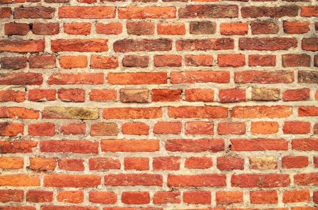 Comment coller du placo sur mur irrégulier ?